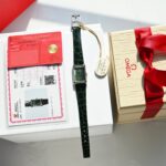 n  欧米茄（OMEGA）瑞士钟表制造商，英文名OMEGA，以希腊字母“Ω”命名。欧米茄由路易士·勃兰特（Louis Brandt）创始于1848 年，欧米茄的经典腕表系列为星座、海马、超霸、碟飞。象征着事物的伊始与极限，类似于亚洲哲学中“意味着最初，结束亦是最初”的循环。代表了“完美、极致、卓越、成就”的非凡品质，诠释出欧米茄追寻“卓越品质”nnOMEGA棋盘系列，60年代中古方形手表，特别的类型棋盘表盘，漂亮的长方形包金表壳前卫的设计，中古魅力，优雅简约经典n表盘尺寸：高26.12MM，宽17.35 mm(不含把的)n①搭载原装瑞士石英机芯n②表壳🪫镀K金工艺n③表针电K金n④表壳 底盖 保卡 吊牌 四码合一n⑤蓝宝石拱桥玻璃n⑥配美洲鳄鱼皮表带n    n   N R-Factory出品 值得收藏