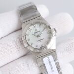 3S 升级版（钢带包金，最高版本 原装机心）欧米伽/OMEGA 型号123.15.27.60.55.004。四代星座永恒经典款！ 星座系列表壳表带光面款，此款硬货来了，非常过硬的内部渠道，代工厂内部留出为数不多的原单欧米茄！好东西不是经常都有.看中赶紧下手，nn星座系列一直以来是欧米茄腕表精准度与卓越性的象征。这款标志性欧米茄腕表采用丝绸纹理表盘，经典设计再度得以全新升级。nn该时计配备浅银色表盘，镶钻小时刻度，呈现的丝绸纹理，设计灵感源自20世纪60年代创制的数款星座系列腕表。nn27毫米表壳采用精钢与红色18K金打造而成。指针、镶钻托槽和精钢表链的抛光装饰条亦以红色18K金制成。nn星座系列标志性“托爪”以及带有同色系罗马数字的磨砂表圈令腕表别具匠心。腕表内部搭载欧米茄1376机芯。