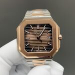TW Factory🌐百达翡丽重磅推出新系列CUBITUS 5821腕表n这款Cubitus手链及表盘，既经典又时尚，优雅与高级感完美平衡。n亮点特色：1️⃣机芯:搭载定制9015改Cal.26-330 SC一体机，自动上链机芯。2️⃣钢带:316L定制级人体工程学表带，新扣款式。3️⃣表壳:尺寸45毫米厚度仅8.8mm，为表壳对角线长度(即10点位至4点位),因为表壳近似于方形，上下边的宽度会小于这一数值，所以视觉效果并不是很大。n搭配上，5821属于运动风格腕表，日常搭配正装和休闲风格也可以。nTW出品:匠工精神，专注品质，请认准细节🌐