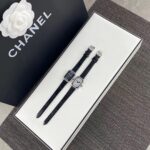 DV厂🐊鳄鱼版本！香奈儿Chanel黑金小方糖女士，瑞士机芯，方形多边形大切边蓝宝石玻璃镜面，钻石切割工艺，始终保持无痕清透，上手柔软舒适，质感上佳。这款腕表是coco邀请好莱坞女星GretaGarbo设计，作为香奈儿的第一款腕表，非常具有premiere(首次露面)的意义，表壳配八角形蓝宝石玻璃的灵感来源于N°5香水的瓶盖以及coco家附近的巴黎芳登广场，因为这个外形很像方糖也被大家称之为方糖腕表。就是一款你穿什么衣服戴它都立刻提高时尚度的腕表。中古表里的万人迷复古优雅，表盘上没有秒针没有数字也没有时标让你随心感觉时间，与众不同为各种造型平添前卫时尚感。