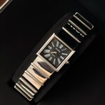 Chanel 经典黑白方糖手镯表！论中古表的颜值还得看小香啊，时间越有悠久的款越有质感，日本中古店买回原版开发，经历时间的洗礼过后更显韵味～ntn干净利落的正方形表盘、经典黑白双色表盘、复古罗马刻度百看不厌，极致高级感的方盘方糖钢带表，一款神秘又炫酷的表款，一只表解决所有搭配难题姐妹们，这个Chanel方块钢带表真的可以，还可以当手镯来佩戴的腕表，中性极简ins风整个高级到不行，说是中古表，但新表的成色极度舒适，上手气场全开。nn没有过多设计语言，却十分耐人寻味，链条亮面很特别，罗马刻度比数字更气质，全套黑白高级礼盒包装超有档次，黑白的高级感可以一直延续，搭配蓝色尖晶石深邃而有质感…nn进口石英机芯主打一个稳定，你几乎不用管它，非常省心，而且可搭性也非常高，还可以自己更换皮表带换个风格穿搭，简直绝了…nn颜色：黑盘、白盘