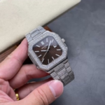 百达翡丽 满钻 方形 CUBITUS系列 5821/1A-001n探索奢华与精湛工艺的完美结合nn×精钢材质和钻石的完美搭配，把华丽感与运动感结合在一起十分巧妙。一颗颗精美的钻石被镶嵌在表壳上，交相辉映出一种美丽的光芒。nn×镜面采用抗刮花，耐磕碰的蓝宝石水晶玻璃。3点位设有日历窗口，搭配经典的大三针设计，不会显得复杂多余。nn×无论外观或是性能都是一丝不苟，完美的控制了表头的厚度。全新升级，品牌举世闻名超凡珠宝满天星完美结合，这款豪华百达翡丽腕表独特及富有魅力设计，是展现完美工艺的升华之作，是成功人士身份的象征。