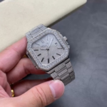 百达翡丽 满钻 方形 CUBITUS系列 5821/1A-001n探索奢华与精湛工艺的完美结合nn×精钢材质和钻石的完美搭配，把华丽感与运动感结合在一起十分巧妙。一颗颗精美的钻石被镶嵌在表壳上，交相辉映出一种美丽的光芒。nn×镜面采用抗刮花，耐磕碰的蓝宝石水晶玻璃。3点位设有日历窗口，搭配经典的大三针设计，不会显得复杂多余。nn×无论外观或是性能都是一丝不苟，完美的控制了表头的厚度。全新升级，品牌举世闻名超凡珠宝满天星完美结合，这款豪华百达翡丽腕表独特及富有魅力设计，是展现完美工艺的升华之作，是成功人士身份的象征。