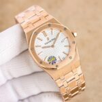 nAUDEMARS PIGUET爱彼 皇家橡树系列67651OR女士石英腕表～闪耀登场！女神百搭款，闪闪惹人爱！n购入正品拆解开模，全程CNC打磨，多次校对调整版型，棱角分明。表壳直径33MM,多边形状表圈与表壳精密相合，表圈以六边形螺丝栓固定在表壳上（圈口镶嵌精美施华洛世奇钻，璀璨夺目）表带链节精致规整，链节经过上百次细致的打磨处理，呈现出完美的纹理。折叠式表扣开合简单，佩戴方便。腕表表耳处呈弯折状，可以保证腕表与腕部更加贴合。n表盘镌刻“Grande Tapisserie”大方格纹装饰，搭配荧光立体时标和皇家橡树指针，宽大的指针和时标让读时简单清晰。三点位置日期显示窗口，以阿拉伯数字显示。n腕表为密闭表底，表底上镌刻皇家橡树系列的英文名称“Royal Oak”字样。内部搭载瑞士F04111石英机芯。走时精准！