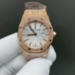 nAUDEMARS PIGUET爱彼皇家橡树系列67651OR女士石英腕表～闪耀登场！女神百搭款，闪闪惹人爱！n正品拆解开模，全程CNC打磨，多次校对调整版型，棱角分明。表壳直径33MM,多边形状表圈与表壳精密相合，表圈以六边形螺丝栓固定在表壳上（圈口镶嵌精美施华洛世奇钻，璀璨夺目）表带链节精致规整，链节经过上百次细致的打磨处理，呈现出完美的纹理。折叠式表扣开合简单，佩戴方便。腕表表耳处呈弯折状，可以保证腕表与腕部更加贴合。n表盘镌刻“Grande Tapisserie”大方格纹装饰，搭配荧光立体时标和皇家橡树指针，宽大的指针和时标让读时简单清晰。三点位置日期显示窗口，以阿拉伯数字显示。n腕表为密闭表底，表底上镌刻皇家橡树系列的英文名称“Royal Oak”字样。内部搭载瑞士F04111石英机芯。走时精准