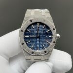 nAUDEMARS PIGUET爱彼皇家橡树系列67651OR女士石英腕表～闪耀登场！女神百搭款，闪闪惹人爱！n正品拆解开模，全程CNC打磨，多次校对调整版型，棱角分明。表壳直径33MM,多边形状表圈与表壳精密相合，表圈以六边形螺丝栓固定在表壳上（圈口镶嵌精美施华洛世奇钻，璀璨夺目）表带链节精致规整，链节经过上百次细致的打磨处理，呈现出完美的纹理。折叠式表扣开合简单，佩戴方便。腕表表耳处呈弯折状，可以保证腕表与腕部更加贴合。n表盘镌刻“Grande Tapisserie”大方格纹装饰，搭配荧光立体时标和皇家橡树指针，宽大的指针和时标让读时简单清晰。三点位置日期显示窗口，以阿拉伯数字显示。n腕表为密闭表底，表底上镌刻皇家橡树系列的英文名称“Royal Oak”字样。内部搭载瑞士F04111石英机芯。走时精准