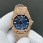 nAUDEMARS PIGUET爱彼皇家橡树系列67651OR女士石英腕表～闪耀登场！女神百搭款，闪闪惹人爱！n正品拆解开模，全程CNC打磨，多次校对调整版型，棱角分明。表壳直径33MM,多边形状表圈与表壳精密相合，表圈以六边形螺丝栓固定在表壳上（圈口镶嵌精美施华洛世奇钻，璀璨夺目）表带链节精致规整，链节经过上百次细致的打磨处理，呈现出完美的纹理。折叠式表扣开合简单，佩戴方便。腕表表耳处呈弯折状，可以保证腕表与腕部更加贴合。n表盘镌刻“Grande Tapisserie”大方格纹装饰，搭配荧光立体时标和皇家橡树指针，宽大的指针和时标让读时简单清晰。三点位置日期显示窗口，以阿拉伯数字显示。n腕表为密闭表底，表底上镌刻皇家橡树系列的英文名称“Royal Oak”字样。内部搭载瑞士F04111石英机芯。走时精准