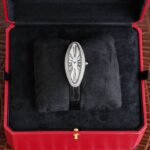 浴缸系列完美出货要优雅也要力量 卡地亚浴缸系列Cartier Baignoire Allongee Medium Size：长度47mm 宽度21mm 。标志性罗马刻度搭配淬火烤蓝钢指针，拉长中型尺寸优雅又兼有力量感，是 Baignoire 系列中最受欢迎的中性比例，不挑性别又挑性格。特别是新型的间电黑表壳3色搭配个性时尚，赋予了这款作品独特的现代语言。弧形表壳搭配柔软意大利小牛皮，拱形蓝宝石镜面，完美贴合手腕曲线，磨砂表盘与拉长的表壳，柔和与力量碰撞的椭圆哲学，吸睛度拉满。 老钱风 vintage风的同时，完美融合了卡地亚手表风格