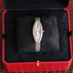 浴缸系列完美出货要优雅也要力量 卡地亚浴缸系列Cartier Baignoire Allongee Medium Size：长度47mm 宽度21mm 。标志性罗马刻度搭配淬火烤蓝钢指针，拉长中型尺寸优雅又兼有力量感，是 Baignoire 系列中最受欢迎的中性比例，不挑性别又挑性格。特别是新型的间电黑表壳3色搭配个性时尚，赋予了这款作品独特的现代语言。弧形表壳搭配柔软意大利小牛皮，拱形蓝宝石镜面，完美贴合手腕曲线，磨砂表盘与拉长的表壳，柔和与力量碰撞的椭圆哲学，吸睛度拉满。 老钱风 vintage风的同时，完美融合了卡地亚手表风格