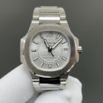 百达翡丽🌐所有颜色统一价配送皮带扣盒子n【最薄版本】🌐钢带送皮带扣，(送紫色，奶茶色，棕，蓝，浅蓝，白，灰，黑，粉，绿，十选一)买皮带款送钢带，都是以钢带版本配皮带扣出货,送礼品盒🔥夏日将至，轻薄凉爽（GR严选）重金打造天花板PP鹦鹉螺7010系列！造价秒杀市面绝大多数石英女表售价。0误差0故障，自带或送礼再无后顾之忧。原版尺寸：32mm直径，6.9mm厚度。搭载瑞士进口石英机芯。此款鹦鹉螺女款不仅拥有男表的优雅运动风格，还增加了几分柔美、使得女装腕表更加个性时尚，也是当下最热门的PP女士腕表之一！表壳316精钢镶钻46颗明亮式奥宝水钻，6.9厚度真正做到薄如蝉翼，整表真空颅内白金及玫瑰金双色任选，带来非凡触感与视觉享受，呈现璀璨光泽，购买赠送🎁皮带➕原装扣一套及原版一致便携式皮盒一个🌐
