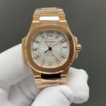 百达翡丽🌐所有颜色统一价配送皮带扣盒子n【最薄版本】🌐钢带送皮带扣，(送紫色，奶茶色，棕，蓝，浅蓝，白，灰，黑，粉，绿，十选一)买皮带款送钢带，都是以钢带版本配皮带扣出货,送礼品盒🔥夏日将至，轻薄凉爽（GR严选）重金打造天花板PP鹦鹉螺7010系列！造价秒杀市面绝大多数石英女表售价。0误差0故障，自带或送礼再无后顾之忧。原版尺寸：32mm直径，6.9mm厚度。搭载瑞士进口石英机芯。此款鹦鹉螺女款不仅拥有男表的优雅运动风格，还增加了几分柔美、使得女装腕表更加个性时尚，也是当下最热门的PP女士腕表之一！表壳316精钢镶钻46颗明亮式奥宝水钻，6.9厚度真正做到薄如蝉翼，整表真空颅内白金及玫瑰金双色任选，带来非凡触感与视觉享受，呈现璀璨光泽，购买赠送🎁皮带➕原装扣一套及原版一致便携式皮盒一个🌐