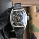 『新表』Franck Muller  法穆兰 隆重推出Curvex CX 中置大陀飞轮镂空腕表nnFranck Muller全新推出中置镂空陀飞轮腕表，这是一枚体现Franck Muller创新精神和精湛工艺的杰出时计。这枚杰作融合了精湛技艺、精准度与奉献精神，使腕表超越了单纯的功能性，成为无与伦比的工艺象征。nnCintree Curvex 桶形表壳经过重新设计，线条纤细而流畅，表镜上下两端延伸至表耳，让表盘更加宽敞开阔。表壳以精钢打造，有钢色、玫瑰色和黑色三种配色选择，壳身打磨细腻，大方得体。nn大型的陀飞轮在表盘旋转，指针被安装在陀飞轮边缘，如同悬浮于表盘之上。错落有致的镂空设计，让动感的齿轮飞弛于空中，满满的机械感扑面而来，镂空腕表，让您进入一个无与伦比的优雅世界。这款杰作不仅提供了非凡的技术奇观，还蕴含着只有在Franck Muller才能找到的情感。nn搭配氟橡胶缝贴真皮表带，舒适前卫；新版专用拉丝工艺折叠表扣，捷便小巧玲珑。