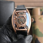 『新表』Franck Muller  法穆兰 隆重推出Curvex CX 中置大陀飞轮镂空腕表nnFranck Muller全新推出中置镂空陀飞轮腕表，这是一枚体现Franck Muller创新精神和精湛工艺的杰出时计。这枚杰作融合了精湛技艺、精准度与奉献精神，使腕表超越了单纯的功能性，成为无与伦比的工艺象征。nnCintree Curvex 桶形表壳经过重新设计，线条纤细而流畅，表镜上下两端延伸至表耳，让表盘更加宽敞开阔。表壳以精钢打造，有钢色、玫瑰色和黑色三种配色选择，壳身打磨细腻，大方得体。nn大型的陀飞轮在表盘旋转，指针被安装在陀飞轮边缘，如同悬浮于表盘之上。错落有致的镂空设计，让动感的齿轮飞弛于空中，满满的机械感扑面而来，镂空腕表，让您进入一个无与伦比的优雅世界。这款杰作不仅提供了非凡的技术奇观，还蕴含着只有在Franck Muller才能找到的情感。nn搭配氟橡胶缝贴真皮表带，舒适前卫；新版专用拉丝工艺折叠表扣，捷便小巧玲珑。