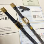 n香奈儿 Vintage Chanel Premiere 中古界首饰的扛把子、号称“中古第一表”“Chanel手表里的2.55”说他是“中古第一表”可不是大话，在那个只有男性腕表的时代，Chanel Premiere是世界第一只女性腕表。Chanel Premiere诞生于1987年，是香奈儿应邀为好莱坞一代女星Greta Garbo设计的一款腕表。他并没有借鉴任何男表的样式，专为女性打造的一款独一无二的女性腕表。表盘上没有秒针，没有数字，也没有时标，令你随心感觉时间。壳套以八角形轮廓与巴黎芳登广场的形状如出一辙。这一隽永恒久、堪称完美设计典范的建筑与腕表柔美妩媚的特质相互呼应。它不仅可以当作手表来戴，也可以和手链搭配叠戴，时髦炸裂，搭配任何服装都能增添一丝高级感。除了黑金的配色，也有黑银的配色，金色更优雅经典，银色则更日常冷艳。如果你是Vintage迷、尤其是Chanel Vintage迷，那这款手表是一定在你的must buy list里面的；作为可盐可甜的Choco Bar无论是基本白衬衫，又或经典小黑裙，甚至是暗黑风皮衣都可以完美驾驭。黑金的方糖表点缀也很吸睛哦！