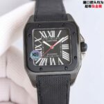 n卡地亚最高品质 GZ最新力作 市场顶级复刻 卡地亚CARTIER黑武士男款上市 全新的Santos 100 Carbon腕表（型号WSBB708088PX2656）1.搭载ETA2824-2全自动机械机芯          2.玻璃：德国进口蓝宝石玻璃 经过黑色ADLC涂层处理，外观休闲而现代，同时又不失去经典美学密码！方形表壳.黑色表盘.罗马数字和剑形指针，展现出大气 时尚 经典 的产品，三码合一 一表一码一吊牌 GZ匠心之作 欢迎各路表友品鉴！