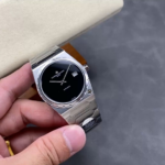 VC+工厂 江诗丹顿 历史名作 系列标志性豪华运动型腕表以纪念品牌成立222周年。n表壳：尺寸37MM X8MM酒桶形采用三部分结构让整体并不显小，凹槽大齿轮表圈搭配5点钟位置的马耳他十字标志尽显其尊贵气息n表盘：金色.玫瑰金.拉丝银及拉丝灰搭配金属拉丝附有夜光涂层的条形时标及棒状指针，保留最经典的二针n机芯：9015改江诗丹顿自产2455/2机芯。从夹板到钢轮等部件均精工装饰，自动摆坨更是镀有22k黄金并篆刻222字体n表带：采用一体式六边型中央链节让整表更显棱角分明，同时又不失隽永优雅的美感