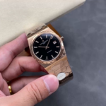 VC+工厂 江诗丹顿 历史名作 系列标志性豪华运动型腕表以纪念品牌成立222周年。n表壳：尺寸37MM X8MM酒桶形采用三部分结构让整体并不显小，凹槽大齿轮表圈搭配5点钟位置的马耳他十字标志尽显其尊贵气息n表盘：金色.玫瑰金.拉丝银及拉丝灰搭配金属拉丝附有夜光涂层的条形时标及棒状指针，保留最经典的二针n机芯：9015改江诗丹顿自产2455/2机芯。从夹板到钢轮等部件均精工装饰，自动摆坨更是镀有22k黄金并篆刻222字体n表带：采用一体式六边型中央链节让整表更显棱角分明，同时又不失隽永优雅的美感
