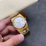 VC+工厂 江诗丹顿 历史名作 系列标志性豪华运动型腕表以纪念品牌成立222周年。n表壳：尺寸37MM X8MM酒桶形采用三部分结构让整体并不显小，凹槽大齿轮表圈搭配5点钟位置的马耳他十字标志尽显其尊贵气息n表盘：金色.玫瑰金.拉丝银及拉丝灰搭配金属拉丝附有夜光涂层的条形时标及棒状指针，保留最经典的二针n机芯：9015改江诗丹顿自产2455/2机芯。从夹板到钢轮等部件均精工装饰，自动摆坨更是镀有22k黄金并篆刻222字体n表带：采用一体式六边型中央链节让整表更显棱角分明，同时又不失隽永优雅的美感