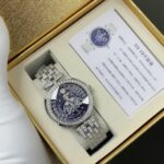 【高端精品】梵克雅宝全新升级！！！！！n诗意复杂功能系列—舞动的天使，珐琅工艺裙䙓，圈口镶嵌47粒施华洛世奇，字面天使“纯银”打造！n耗时两年研发同步功能石英机芯，精准可靠！功能介绍：左边为时针 右边为分针n1:左边按钮按一下 天使的翅膀显示当前时间n2:右边按钮按一下 天使的翅膀会飞动n3:左边按钮长按三秒调节时针 右边按钮长按三秒调节分针