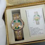 5G‼️梵克雅宝 四季情人桥腕表nn梵雅克宝-Van Cleef&Arpels✨诗意复杂能功系列：恋人之桥最浪的漫手表 瑞定士做石英机芯升级最新版 蓝宝石玻璃镜升面级：表直壳径约38mm：情人升桥级为～纯材钢料 1比1复刻，女孩是时男针孩是分针，时针分和针都是用高科技、技术做成的3D效果针．按一下七字位按钮🔘：会自动走三次来回：亲吻 巜三生三世》表达的你爱意。按三字位按钮一下：自己走到当时的时间后会发现恋人💑在悄悄地走到中间去接吻之后各自回到零点。还什等么，最佳物礼就它了💜梵克雅宝，这个充满诗意与浪漫的品牌，一直致力于向爱情致敬。他们的情人桥手表，以其独特的设计和精湛的工艺，成为了许多时尚名媛的心头好。n这款手表的设计灵感来源于情人桥，寓意着爱情的永恒与美好。它采用了逆跳的钟表技术，巧妙地表达了恋人之间的柔情蜜意和缱绻缠绵。表盘以春夏秋冬为主题，色彩绚丽，诗意盎然，仿佛在诉说着每一个季节的爱情故事。n无论是春夏的明媚阳光，还是秋冬的落叶飘零，这款手表都能以一种独特而诗意的方式引导你度过每一天。它的颜值之高，简直让人惊叹不已，简直是美爆了的艺术品。n梵克雅宝希望通过这款手表，向所有有情人传递美好的祝福：愿你们拥有美好的爱情，生活灿烂，幸福直到永久