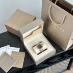 GG厂 Bv宝格丽女士石英腕表，此款腕表使用logo标志作为设计元素，316L表壳圈面独特的双环镌刻，其最初灵感来自古钱币的弧形铭文，采用瑞士进口机芯，原配件组装，能用这么低价格买到同专柜机芯等配件的产品已经超级划算，原单级，能使用正品机芯代表着其做工精细一定不会差，懂的都懂，总2款11种配色，钻款表盘带12粒大钻，条钉款表盘条钉装饰，都是太阳放射纹路，蓝宝石玻璃，巴的镶嵌天然粉色碧玉，33毫米大小，50米防水，一表一码，精钢表带，每一粒带粒都是独立打磨，光砂分明，工艺复杂，配全套专柜包装，送人自用都不错