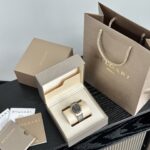 GG厂 Bv宝格丽女士石英腕表，此款腕表使用logo标志作为设计元素，316L表壳圈面独特的双环镌刻，其最初灵感来自古钱币的弧形铭文，采用瑞士进口机芯，原配件组装，能用这么低价格买到同专柜机芯等配件的产品已经超级划算，原单级，能使用正品机芯代表着其做工精细一定不会差，懂的都懂，总2款11种配色，钻款表盘带12粒大钻，条钉款表盘条钉装饰，都是太阳放射纹路，蓝宝石玻璃，巴的镶嵌天然粉色碧玉，33毫米大小，50米防水，一表一码，精钢表带，每一粒带粒都是独立打磨，光砂分明，工艺复杂，配全套专柜包装，送人自用都不错