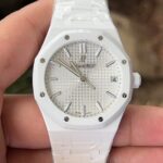 APS新品爱彼15500全陶瓷款式全新到货，凭借陶瓷材质与cal.4302一体机复杂功能的结合，成为工艺与创新的典范，既延续了皇家橡树的经典美学，又突破传统材质限制，堪称现代高级制表的标杆之作n1. 陶瓷材质的优势n高硬度与抗刮耐磨：采用精密陶瓷（如氧化锆）制成，硬度远超不锈钢，日常佩戴不易产生划痕，保持长久光泽。n轻量化与佩戴舒适：相比金属材质更轻盈，减轻腕部负担，适合长时间佩戴。n抗过敏与耐腐蚀：陶瓷化学性质稳定，不易引起皮肤敏感，且抗汗水和腐蚀。n独特质感：表面经精细抛光或哑光处理，呈现深邃光泽或低调质感，一共推出三款配色黑色白色和稀有的蓝色n2. 表壳与表带设计n一体式结构：APS表壳与表带无缝衔接，延续皇家橡树标志性八角形表圈和“Tapisserie”格纹表盘，陶瓷材质赋予现代感。n复杂工艺：APS采用陶瓷烧结成型难度极高，需精准控制温度与压力，成品率低，凸显技术实力。n细节处理：表带链节经倒角抛光，边缘柔和，佩戴贴合手腕；表壳厚度约10.5毫米，兼顾复杂工艺与佩戴舒适性。nAps出品只为精品