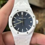 APS新品爱彼15500全陶瓷款式全新到货，凭借陶瓷材质与cal.4302一体机复杂功能的结合，成为工艺与创新的典范，既延续了皇家橡树的经典美学，又突破传统材质限制，堪称现代高级制表的标杆之作n1. 陶瓷材质的优势n高硬度与抗刮耐磨：采用精密陶瓷（如氧化锆）制成，硬度远超不锈钢，日常佩戴不易产生划痕，保持长久光泽。n轻量化与佩戴舒适：相比金属材质更轻盈，减轻腕部负担，适合长时间佩戴。n抗过敏与耐腐蚀：陶瓷化学性质稳定，不易引起皮肤敏感，且抗汗水和腐蚀。n独特质感：表面经精细抛光或哑光处理，呈现深邃光泽或低调质感，一共推出三款配色黑色白色和稀有的蓝色n2. 表壳与表带设计n一体式结构：APS表壳与表带无缝衔接，延续皇家橡树标志性八角形表圈和“Tapisserie”格纹表盘，陶瓷材质赋予现代感。n复杂工艺：APS采用陶瓷烧结成型难度极高，需精准控制温度与压力，成品率低，凸显技术实力。n细节处理：表带链节经倒角抛光，边缘柔和，佩戴贴合手腕；表壳厚度约10.5毫米，兼顾复杂工艺与佩戴舒适性。nAps出品只为精品