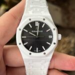 APS新品爱彼15500全陶瓷款式全新到货，凭借陶瓷材质与cal.4302一体机复杂功能的结合，成为工艺与创新的典范，既延续了皇家橡树的经典美学，又突破传统材质限制，堪称现代高级制表的标杆之作n1. 陶瓷材质的优势n高硬度与抗刮耐磨：采用精密陶瓷（如氧化锆）制成，硬度远超不锈钢，日常佩戴不易产生划痕，保持长久光泽。n轻量化与佩戴舒适：相比金属材质更轻盈，减轻腕部负担，适合长时间佩戴。n抗过敏与耐腐蚀：陶瓷化学性质稳定，不易引起皮肤敏感，且抗汗水和腐蚀。n独特质感：表面经精细抛光或哑光处理，呈现深邃光泽或低调质感，一共推出三款配色黑色白色和稀有的蓝色n2. 表壳与表带设计n一体式结构：APS表壳与表带无缝衔接，延续皇家橡树标志性八角形表圈和“Tapisserie”格纹表盘，陶瓷材质赋予现代感。n复杂工艺：APS采用陶瓷烧结成型难度极高，需精准控制温度与压力，成品率低，凸显技术实力。n细节处理：表带链节经倒角抛光，边缘柔和，佩戴贴合手腕；表壳厚度约10.5毫米，兼顾复杂工艺与佩戴舒适性。nAps出品只为精品