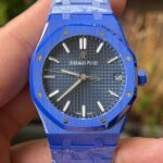 APS新品爱彼15500全陶瓷款式全新到货，凭借陶瓷材质与cal.4302一体机复杂功能的结合，成为工艺与创新的典范，既延续了皇家橡树的经典美学，又突破传统材质限制，堪称现代高级制表的标杆之作n1. 陶瓷材质的优势n高硬度与抗刮耐磨：采用精密陶瓷（如氧化锆）制成，硬度远超不锈钢，日常佩戴不易产生划痕，保持长久光泽。n轻量化与佩戴舒适：相比金属材质更轻盈，减轻腕部负担，适合长时间佩戴。n抗过敏与耐腐蚀：陶瓷化学性质稳定，不易引起皮肤敏感，且抗汗水和腐蚀。n独特质感：表面经精细抛光或哑光处理，呈现深邃光泽或低调质感，一共推出三款配色黑色白色和稀有的蓝色n2. 表壳与表带设计n一体式结构：APS表壳与表带无缝衔接，延续皇家橡树标志性八角形表圈和“Tapisserie”格纹表盘，陶瓷材质赋予现代感。n复杂工艺：APS采用陶瓷烧结成型难度极高，需精准控制温度与压力，成品率低，凸显技术实力。n细节处理：表带链节经倒角抛光，边缘柔和，佩戴贴合手腕；表壳厚度约10.5毫米，兼顾复杂工艺与佩戴舒适性。nAps出品只为精品