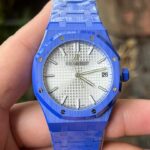 APS新品爱彼15500全陶瓷款式全新到货，凭借陶瓷材质与cal.4302一体机复杂功能的结合，成为工艺与创新的典范，既延续了皇家橡树的经典美学，又突破传统材质限制，堪称现代高级制表的标杆之作n1. 陶瓷材质的优势n高硬度与抗刮耐磨：采用精密陶瓷（如氧化锆）制成，硬度远超不锈钢，日常佩戴不易产生划痕，保持长久光泽。n轻量化与佩戴舒适：相比金属材质更轻盈，减轻腕部负担，适合长时间佩戴。n抗过敏与耐腐蚀：陶瓷化学性质稳定，不易引起皮肤敏感，且抗汗水和腐蚀。n独特质感：表面经精细抛光或哑光处理，呈现深邃光泽或低调质感，一共推出三款配色黑色白色和稀有的蓝色n2. 表壳与表带设计n一体式结构：APS表壳与表带无缝衔接，延续皇家橡树标志性八角形表圈和“Tapisserie”格纹表盘，陶瓷材质赋予现代感。n复杂工艺：APS采用陶瓷烧结成型难度极高，需精准控制温度与压力，成品率低，凸显技术实力。n细节处理：表带链节经倒角抛光，边缘柔和，佩戴贴合手腕；表壳厚度约10.5毫米，兼顾复杂工艺与佩戴舒适性。nAps出品只为精品