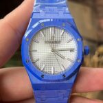 APS新品爱彼15500全陶瓷款式全新到货，凭借陶瓷材质与cal.4302一体机复杂功能的结合，成为工艺与创新的典范，既延续了皇家橡树的经典美学，又突破传统材质限制，堪称现代高级制表的标杆之作n1. 陶瓷材质的优势n高硬度与抗刮耐磨：采用精密陶瓷（如氧化锆）制成，硬度远超不锈钢，日常佩戴不易产生划痕，保持长久光泽。n轻量化与佩戴舒适：相比金属材质更轻盈，减轻腕部负担，适合长时间佩戴。n抗过敏与耐腐蚀：陶瓷化学性质稳定，不易引起皮肤敏感，且抗汗水和腐蚀。n独特质感：表面经精细抛光或哑光处理，呈现深邃光泽或低调质感，一共推出三款配色黑色白色和稀有的蓝色n2. 表壳与表带设计n一体式结构：APS表壳与表带无缝衔接，延续皇家橡树标志性八角形表圈和“Tapisserie”格纹表盘，陶瓷材质赋予现代感。n复杂工艺：APS采用陶瓷烧结成型难度极高，需精准控制温度与压力，成品率低，凸显技术实力。n细节处理：表带链节经倒角抛光，边缘柔和，佩戴贴合手腕；表壳厚度约10.5毫米，兼顾复杂工艺与佩戴舒适性。nAps出品只为精品