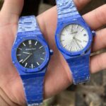APS新品爱彼15500全陶瓷款式全新到货，凭借陶瓷材质与cal.4302一体机复杂功能的结合，成为工艺与创新的典范，既延续了皇家橡树的经典美学，又突破传统材质限制，堪称现代高级制表的标杆之作n1. 陶瓷材质的优势n高硬度与抗刮耐磨：采用精密陶瓷（如氧化锆）制成，硬度远超不锈钢，日常佩戴不易产生划痕，保持长久光泽。n轻量化与佩戴舒适：相比金属材质更轻盈，减轻腕部负担，适合长时间佩戴。n抗过敏与耐腐蚀：陶瓷化学性质稳定，不易引起皮肤敏感，且抗汗水和腐蚀。n独特质感：表面经精细抛光或哑光处理，呈现深邃光泽或低调质感，一共推出三款配色黑色白色和稀有的蓝色n2. 表壳与表带设计n一体式结构：APS表壳与表带无缝衔接，延续皇家橡树标志性八角形表圈和“Tapisserie”格纹表盘，陶瓷材质赋予现代感。n复杂工艺：APS采用陶瓷烧结成型难度极高，需精准控制温度与压力，成品率低，凸显技术实力。n细节处理：表带链节经倒角抛光，边缘柔和，佩戴贴合手腕；表壳厚度约10.5毫米，兼顾复杂工艺与佩戴舒适性。nAps出品只为精品
