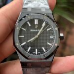 APS新品爱彼15500全陶瓷款式全新到货，凭借陶瓷材质与cal.4302一体机复杂功能的结合，成为工艺与创新的典范，既延续了皇家橡树的经典美学，又突破传统材质限制，堪称现代高级制表的标杆之作n1. 陶瓷材质的优势n高硬度与抗刮耐磨：采用精密陶瓷（如氧化锆）制成，硬度远超不锈钢，日常佩戴不易产生划痕，保持长久光泽。n轻量化与佩戴舒适：相比金属材质更轻盈，减轻腕部负担，适合长时间佩戴。n抗过敏与耐腐蚀：陶瓷化学性质稳定，不易引起皮肤敏感，且抗汗水和腐蚀。n独特质感：表面经精细抛光或哑光处理，呈现深邃光泽或低调质感，一共推出三款配色黑色白色和稀有的蓝色n2. 表壳与表带设计n一体式结构：APS表壳与表带无缝衔接，延续皇家橡树标志性八角形表圈和“Tapisserie”格纹表盘，陶瓷材质赋予现代感。n复杂工艺：APS采用陶瓷烧结成型难度极高，需精准控制温度与压力，成品率低，凸显技术实力。n细节处理：表带链节经倒角抛光，边缘柔和，佩戴贴合手腕；表壳厚度约10.5毫米，兼顾复杂工艺与佩戴舒适性。nAps出品只为精品
