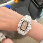 BBA 理查德米勒RM07-01n雪花钻白陶瓷白贝母nn迎接时尚潮流的理查德米勒，这款明星网红手表堪称奢华与精致的完美结合。nn首先，它的表壳与原版一模一样，采用了ZTA白色/黑色陶瓷材质，展现出不俗的高贵气质。配备独家定制机芯，无论是外观还是内在都还原了正品的精髓，绝对是精湛工艺的最佳注解。nn厚度11.85毫米，不论是男女都能完美驾驭。同时，蓝宝石水晶镜面的双重防眩效果，让时间和美丽的碰撞更加清晰，让你尽情享受每一刻。nn别具匠心的进口氟橡胶表带，不仅耐腐耐磨，更是舒适至极。最新工艺钛金属表扣，为你的时尚体验加分不少。而纯手工镶嵌的钻石工艺更是独树一帜，闪耀着无与伦比的光芒。nn这款手表还采用了蓝宝石材质的镜面，经过防眩光处理，让你无论在任何光线下都能轻松驾驭。不管是何时何地，这款手表都能为你增添时尚和魅力。立刻拥有它，成为独一无二的时尚宠儿！n尺寸：45.66x31.40mmn
