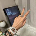 BBA 理查德n白陶：奶油白通体无杂色，洁净透亮，细看有点微微珠光感✨n黑陶：酷黑哑光带点磨砂质感，光照下会反出低调光泽，质感炸裂！