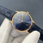 匠心臻品｜VC+ Factory2025 升级版江诗丹顿传承 85180 腕表震撼登场nn复刻经典，超越期待！VC+ Factory2025 全新升级版江诗丹顿传承系列 85180 腕表荣耀问世，以极致匠心诠释奢华腕表魅力，为追求卓越品质的您带来无与伦比的佩戴体验！nn精准复刻，尺寸毫厘不差nn严格遵循原版规格，打造 40MM×8.65MM 黄金比例表壳，超薄设计尽显优雅格调。每一处线条、每一个弧度，都经过无数次的测量与打磨，完美还原江诗丹顿传承系列的经典美学，确保腕表佩戴于腕间舒适贴合，尽显绅士风度。nn真材实料，重量质感十足nn摒弃普通复刻表的“轻飘飘”缺陷，我们采用原装 K 金材质，精准把控，使腕表重量达到 78 克，与原版完全一致！沉甸甸的质感不仅是品质的象征，更让您在举手投足间，都能感受到奢华腕表带来的独特魅力与自信气场。nn卓越机芯，匠心工艺典范nn机芯作为腕表的“心脏”，我们精益求精。采用 9015 改江诗丹顿自产 2450 机芯，不仅实现了唯一对版摆轮方向，更由经验丰富的制表师精心装饰每一个部件。从精致的夹板到精密的钢轮，每一处细节都展现出非凡工艺，确保走时精准稳定，媲美原装品质，让时间的流逝成为一种艺术享受。nn顶级配置，细节彰显品质nn• 表镜：前后两片蓝宝石玻璃镜面，搭配防眩晕镀膜技术，无论是在强光下还是昏暗环境中，都能清晰读时，同时有效防止刮花磨损，长久保持镜面如新。nn• 表带：精选双层意大利小牛皮，触感柔软细腻，透气性极佳。搭配顶级十字卜型马耳他针扣，不仅佩戴便捷，更以独特的设计元素彰显江诗丹顿品牌的高贵身份，为整体造型增色不少。nnVC+ 始终秉持“追求完美，成就非凡”的理念，致力于为您呈现最接近原装的顶级复刻腕表。江诗丹顿传承系列 85180 腕表，不仅是一款计时工具，更是一件彰显品味与身份的艺术品。选择 VC+，选择品质与奢华！nn即刻拥有，开启您的奢华腕表之旅！玫金50