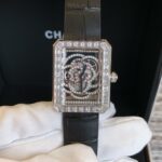 香奈儿 CHANEL PREMIÈRE CAMÉLIA SKELETON！采用镂空透明山茶花机芯，茶花上面采用微镶工艺。微镶出茶花形状。系列腕，充分融入了设计元素，棱角分明，设计简约，简单有力的线条没有多余的修饰，却不失大气。更以无惧女性的中性美刻下属于自己的一笔。刚柔并济是新时代女性的标签，她们需要平衡工作和生活，也要保持一个品味女人该保有的姿态。纵使岁月流逝，依然美丽动人。无论时装还是珠宝腕表，在香奈儿的世界山茶花的元素无处不在。就如同这款有着几何形态的花朵，纯净无暇无可比拟，它象征着奔放的激情与浪漫主义情怀，清新  她至真至情对真爱的思念。表带钢间陶瓷，采用氧化锆陶瓷，是陶瓷中强度和韧性、综合性最佳的材料，被誉为‘陶瓷钢’。可以搭配意大利小牛皮，鳄鱼🐊皮可以选择。Size 26*34*9mm。瑞士机芯，蓝宝石玻璃。