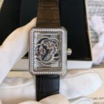 香奈儿 CHANEL PREMIÈRE CAMÉLIA SKELETON！采用镂空透明山茶花机芯，茶花上面采用微镶工艺。微镶出茶花形状。系列腕，充分融入了设计元素，棱角分明，设计简约，简单有力的线条没有多余的修饰，却不失大气。更以无惧女性的中性美刻下属于自己的一笔。刚柔并济是新时代女性的标签，她们需要平衡工作和生活，也要保持一个品味女人该保有的姿态。纵使岁月流逝，依然美丽动人。无论时装还是珠宝腕表，在香奈儿的世界山茶花的元素无处不在。就如同这款有着几何形态的花朵，纯净无暇无可比拟，它象征着奔放的激情与浪漫主义情怀，清新  她至真至情对真爱的思念。表带钢间陶瓷，采用氧化锆陶瓷，是陶瓷中强度和韧性、综合性最佳的材料，被誉为‘陶瓷钢’。可以搭配意大利小牛皮，鳄鱼🐊皮可以选择。Size 26*34*9mm。瑞士机芯，蓝宝石玻璃。