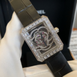 香奈儿 CHANEL PREMIÈRE CAMÉLIA SKELETON！采用镂空透明山茶花机芯，茶花上面采用微镶工艺。微镶出茶花形状。系列腕，充分融入了设计元素，棱角分明，设计简约，简单有力的线条没有多余的修饰，却不失大气。更以无惧女性的中性美刻下属于自己的一笔。刚柔并济是新时代女性的标签，她们需要平衡工作和生活，也要保持一个品味女人该保有的姿态。纵使岁月流逝，依然美丽动人。无论时装还是珠宝腕表，在香奈儿的世界山茶花的元素无处不在。就如同这款有着几何形态的花朵，纯净无暇无可比拟，它象征着奔放的激情与浪漫主义情怀，清新  她至真至情对真爱的思念。表带钢间陶瓷，采用氧化锆陶瓷，是陶瓷中强度和韧性、综合性最佳的材料，被誉为‘陶瓷钢’。可以搭配意大利小牛皮，鳄鱼🐊皮可以选择。Size 26*34*9mm。瑞士机芯，蓝宝石玻璃。