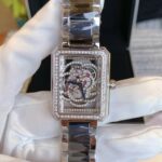 香奈儿 CHANEL PREMIÈRE CAMÉLIA SKELETON！采用镂空透明山茶花机芯，茶花上面采用微镶工艺。微镶出茶花形状。系列腕，充分融入了设计元素，棱角分明，设计简约，简单有力的线条没有多余的修饰，却不失大气。更以无惧女性的中性美刻下属于自己的一笔。刚柔并济是新时代女性的标签，她们需要平衡工作和生活，也要保持一个品味女人该保有的姿态。纵使岁月流逝，依然美丽动人。无论时装还是珠宝腕表，在香奈儿的世界山茶花的元素无处不在。就如同这款有着几何形态的花朵，纯净无暇无可比拟，它象征着奔放的激情与浪漫主义情怀，清新  她至真至情对真爱的思念。表带钢间陶瓷，采用氧化锆陶瓷，是陶瓷中强度和韧性、综合性最佳的材料，被誉为‘陶瓷钢’。可以搭配意大利小牛皮，鳄鱼🐊皮可以选择。Size 26*34*9mm。瑞士机芯，蓝宝石玻璃。