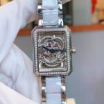 香奈儿 CHANEL PREMIÈRE CAMÉLIA SKELETON！采用镂空透明山茶花机芯，茶花上面采用微镶工艺。微镶出茶花形状。系列腕，充分融入了设计元素，棱角分明，设计简约，简单有力的线条没有多余的修饰，却不失大气。更以无惧女性的中性美刻下属于自己的一笔。刚柔并济是新时代女性的标签，她们需要平衡工作和生活，也要保持一个品味女人该保有的姿态。纵使岁月流逝，依然美丽动人。无论时装还是珠宝腕表，在香奈儿的世界山茶花的元素无处不在。就如同这款有着几何形态的花朵，纯净无暇无可比拟，它象征着奔放的激情与浪漫主义情怀，清新  她至真至情对真爱的思念。表带钢间陶瓷，采用氧化锆陶瓷，是陶瓷中强度和韧性、综合性最佳的材料，被誉为‘陶瓷钢’。可以搭配意大利小牛皮，鳄鱼🐊皮可以选择。Size 26*34*9mm。瑞士机芯，蓝宝石玻璃。