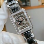 香奈儿 CHANEL PREMIÈRE CAMÉLIA SKELETON！采用镂空透明山茶花机芯，茶花上面采用微镶工艺。微镶出茶花形状。系列腕，充分融入了设计元素，棱角分明，设计简约，简单有力的线条没有多余的修饰，却不失大气。更以无惧女性的中性美刻下属于自己的一笔。刚柔并济是新时代女性的标签，她们需要平衡工作和生活，也要保持一个品味女人该保有的姿态。纵使岁月流逝，依然美丽动人。无论时装还是珠宝腕表，在香奈儿的世界山茶花的元素无处不在。就如同这款有着几何形态的花朵，纯净无暇无可比拟，它象征着奔放的激情与浪漫主义情怀，清新  她至真至情对真爱的思念。表带钢间陶瓷，采用氧化锆陶瓷，是陶瓷中强度和韧性、综合性最佳的材料，被誉为‘陶瓷钢’。可以搭配意大利小牛皮，鳄鱼🐊皮可以选择。Size 26*34*9mm。瑞士机芯，蓝宝石玻璃。