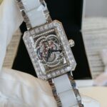 香奈儿 CHANEL PREMIÈRE CAMÉLIA SKELETON！采用镂空透明山茶花机芯，茶花上面采用微镶工艺。微镶出茶花形状。系列腕，充分融入了设计元素，棱角分明，设计简约，简单有力的线条没有多余的修饰，却不失大气。更以无惧女性的中性美刻下属于自己的一笔。刚柔并济是新时代女性的标签，她们需要平衡工作和生活，也要保持一个品味女人该保有的姿态。纵使岁月流逝，依然美丽动人。无论时装还是珠宝腕表，在香奈儿的世界山茶花的元素无处不在。就如同这款有着几何形态的花朵，纯净无暇无可比拟，它象征着奔放的激情与浪漫主义情怀，清新  她至真至情对真爱的思念。表带钢间陶瓷，采用氧化锆陶瓷，是陶瓷中强度和韧性、综合性最佳的材料，被誉为‘陶瓷钢’。可以搭配意大利小牛皮，鳄鱼🐊皮可以选择。Size 26*34*9mm。瑞士机芯，蓝宝石玻璃。