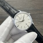 匠心臻品｜VC+ Factory2025 升级版江诗丹顿传承 85180 腕表震撼登场nn复刻经典，超越期待！VC+ Factory2025 全新升级版江诗丹顿传承系列 85180 腕表荣耀问世，以极致匠心诠释奢华腕表魅力，为追求卓越品质的您带来无与伦比的佩戴体验！nn精准复刻，尺寸毫厘不差nn严格遵循原版规格，打造 40MM×8.65MM 黄金比例表壳，超薄设计尽显优雅格调。每一处线条、每一个弧度，都经过无数次的测量与打磨，完美还原江诗丹顿传承系列的经典美学，确保腕表佩戴于腕间舒适贴合，尽显绅士风度。nn真材实料，重量质感十足nn摒弃普通复刻表的“轻飘飘”缺陷，我们采用原装 K 金材质，精准把控，使腕表重量达到 78 克，与原版完全一致！沉甸甸的质感不仅是品质的象征，更让您在举手投足间，都能感受到奢华腕表带来的独特魅力与自信气场。nn卓越机芯，匠心工艺典范nn机芯作为腕表的“心脏”，我们精益求精。采用 9015 改江诗丹顿自产 2450 机芯，不仅实现了唯一对版摆轮方向，更由经验丰富的制表师精心装饰每一个部件。从精致的夹板到精密的钢轮，每一处细节都展现出非凡工艺，确保走时精准稳定，媲美原装品质，让时间的流逝成为一种艺术享受。nn顶级配置，细节彰显品质nn• 表镜：前后两片蓝宝石玻璃镜面，搭配防眩晕镀膜技术，无论是在强光下还是昏暗环境中，都能清晰读时，同时有效防止刮花磨损，长久保持镜面如新。nn• 表带：精选双层意大利小牛皮，触感柔软细腻，透气性极佳。搭配顶级十字卜型马耳他针扣，不仅佩戴便捷，更以独特的设计元素彰显江诗丹顿品牌的高贵身份，为整体造型增色不少。nnVC+ 始终秉持“追求完美，成就非凡”的理念，致力于为您呈现最接近原装的顶级复刻腕表。江诗丹顿传承系列 85180 腕表，不仅是一款计时工具，更是一件彰显品味与身份的艺术品。选择 VC+，选择品质与奢华！nn即刻拥有，开启您的奢华腕表之旅！玫金50