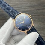 匠心臻品｜VC+ Factory2025 升级版江诗丹顿传承 85180 腕表震撼登场nn复刻经典，超越期待！VC+ Factory2025 全新升级版江诗丹顿传承系列 85180 腕表荣耀问世，以极致匠心诠释奢华腕表魅力，为追求卓越品质的您带来无与伦比的佩戴体验！nn精准复刻，尺寸毫厘不差nn严格遵循原版规格，打造 40MM×8.65MM 黄金比例表壳，超薄设计尽显优雅格调。每一处线条、每一个弧度，都经过无数次的测量与打磨，完美还原江诗丹顿传承系列的经典美学，确保腕表佩戴于腕间舒适贴合，尽显绅士风度。nn真材实料，重量质感十足nn摒弃普通复刻表的“轻飘飘”缺陷，我们采用原装 K 金材质，精准把控，使腕表重量达到 78 克，与原版完全一致！沉甸甸的质感不仅是品质的象征，更让您在举手投足间，都能感受到奢华腕表带来的独特魅力与自信气场。nn卓越机芯，匠心工艺典范nn机芯作为腕表的“心脏”，我们精益求精。采用 9015 改江诗丹顿自产 2450 机芯，不仅实现了唯一对版摆轮方向，更由经验丰富的制表师精心装饰每一个部件。从精致的夹板到精密的钢轮，每一处细节都展现出非凡工艺，确保走时精准稳定，媲美原装品质，让时间的流逝成为一种艺术享受。nn顶级配置，细节彰显品质nn• 表镜：前后两片蓝宝石玻璃镜面，搭配防眩晕镀膜技术，无论是在强光下还是昏暗环境中，都能清晰读时，同时有效防止刮花磨损，长久保持镜面如新。nn• 表带：精选双层意大利小牛皮，触感柔软细腻，透气性极佳。搭配顶级十字卜型马耳他针扣，不仅佩戴便捷，更以独特的设计元素彰显江诗丹顿品牌的高贵身份，为整体造型增色不少。nnVC+ 始终秉持“追求完美，成就非凡”的理念，致力于为您呈现最接近原装的顶级复刻腕表。江诗丹顿传承系列 85180 腕表，不仅是一款计时工具，更是一件彰显品味与身份的艺术品。选择 VC+，选择品质与奢华！nn即刻拥有，开启您的奢华腕表之旅！玫金50