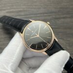 匠心臻品｜VC+ Factory2025 升级版江诗丹顿传承 85180 腕表震撼登场nn复刻经典，超越期待！VC+ Factory2025 全新升级版江诗丹顿传承系列 85180 腕表荣耀问世，以极致匠心诠释奢华腕表魅力，为追求卓越品质的您带来无与伦比的佩戴体验！nn精准复刻，尺寸毫厘不差nn严格遵循原版规格，打造 40MM×8.65MM 黄金比例表壳，超薄设计尽显优雅格调。每一处线条、每一个弧度，都经过无数次的测量与打磨，完美还原江诗丹顿传承系列的经典美学，确保腕表佩戴于腕间舒适贴合，尽显绅士风度。nn真材实料，重量质感十足nn摒弃普通复刻表的“轻飘飘”缺陷，我们采用原装 K 金材质，精准把控，使腕表重量达到 78 克，与原版完全一致！沉甸甸的质感不仅是品质的象征，更让您在举手投足间，都能感受到奢华腕表带来的独特魅力与自信气场。nn卓越机芯，匠心工艺典范nn机芯作为腕表的“心脏”，我们精益求精。采用 9015 改江诗丹顿自产 2450 机芯，不仅实现了唯一对版摆轮方向，更由经验丰富的制表师精心装饰每一个部件。从精致的夹板到精密的钢轮，每一处细节都展现出非凡工艺，确保走时精准稳定，媲美原装品质，让时间的流逝成为一种艺术享受。nn顶级配置，细节彰显品质nn• 表镜：前后两片蓝宝石玻璃镜面，搭配防眩晕镀膜技术，无论是在强光下还是昏暗环境中，都能清晰读时，同时有效防止刮花磨损，长久保持镜面如新。nn• 表带：精选双层意大利小牛皮，触感柔软细腻，透气性极佳。搭配顶级十字卜型马耳他针扣，不仅佩戴便捷，更以独特的设计元素彰显江诗丹顿品牌的高贵身份，为整体造型增色不少。nnVC+ 始终秉持“追求完美，成就非凡”的理念，致力于为您呈现最接近原装的顶级复刻腕表。江诗丹顿传承系列 85180 腕表，不仅是一款计时工具，更是一件彰显品味与身份的艺术品。选择 VC+，选择品质与奢华！nn即刻拥有，开启您的奢华腕表之旅！玫金50