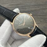 匠心臻品｜VC+ Factory2025 升级版江诗丹顿传承 85180 腕表震撼登场nn复刻经典，超越期待！VC+ Factory2025 全新升级版江诗丹顿传承系列 85180 腕表荣耀问世，以极致匠心诠释奢华腕表魅力，为追求卓越品质的您带来无与伦比的佩戴体验！nn精准复刻，尺寸毫厘不差nn严格遵循原版规格，打造 40MM×8.65MM 黄金比例表壳，超薄设计尽显优雅格调。每一处线条、每一个弧度，都经过无数次的测量与打磨，完美还原江诗丹顿传承系列的经典美学，确保腕表佩戴于腕间舒适贴合，尽显绅士风度。nn真材实料，重量质感十足nn摒弃普通复刻表的“轻飘飘”缺陷，我们采用原装 K 金材质，精准把控，使腕表重量达到 78 克，与原版完全一致！沉甸甸的质感不仅是品质的象征，更让您在举手投足间，都能感受到奢华腕表带来的独特魅力与自信气场。nn卓越机芯，匠心工艺典范nn机芯作为腕表的“心脏”，我们精益求精。采用 9015 改江诗丹顿自产 2450 机芯，不仅实现了唯一对版摆轮方向，更由经验丰富的制表师精心装饰每一个部件。从精致的夹板到精密的钢轮，每一处细节都展现出非凡工艺，确保走时精准稳定，媲美原装品质，让时间的流逝成为一种艺术享受。nn顶级配置，细节彰显品质nn• 表镜：前后两片蓝宝石玻璃镜面，搭配防眩晕镀膜技术，无论是在强光下还是昏暗环境中，都能清晰读时，同时有效防止刮花磨损，长久保持镜面如新。nn• 表带：精选双层意大利小牛皮，触感柔软细腻，透气性极佳。搭配顶级十字卜型马耳他针扣，不仅佩戴便捷，更以独特的设计元素彰显江诗丹顿品牌的高贵身份，为整体造型增色不少。nnVC+ 始终秉持“追求完美，成就非凡”的理念，致力于为您呈现最接近原装的顶级复刻腕表。江诗丹顿传承系列 85180 腕表，不仅是一款计时工具，更是一件彰显品味与身份的艺术品。选择 VC+，选择品质与奢华！nn即刻拥有，开启您的奢华腕表之旅！玫金50