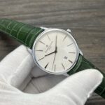 匠心臻品｜VC+ Factory2025 升级版江诗丹顿传承 85180 腕表震撼登场nn复刻经典，超越期待！VC+ Factory2025 全新升级版江诗丹顿传承系列 85180 腕表荣耀问世，以极致匠心诠释奢华腕表魅力，为追求卓越品质的您带来无与伦比的佩戴体验！nn精准复刻，尺寸毫厘不差nn严格遵循原版规格，打造 40MM×8.65MM 黄金比例表壳，超薄设计尽显优雅格调。每一处线条、每一个弧度，都经过无数次的测量与打磨，完美还原江诗丹顿传承系列的经典美学，确保腕表佩戴于腕间舒适贴合，尽显绅士风度。nn真材实料，重量质感十足nn摒弃普通复刻表的“轻飘飘”缺陷，我们采用原装 K 金材质，精准把控，使腕表重量达到 78 克，与原版完全一致！沉甸甸的质感不仅是品质的象征，更让您在举手投足间，都能感受到奢华腕表带来的独特魅力与自信气场。nn卓越机芯，匠心工艺典范nn机芯作为腕表的“心脏”，我们精益求精。采用 9015 改江诗丹顿自产 2450 机芯，不仅实现了唯一对版摆轮方向，更由经验丰富的制表师精心装饰每一个部件。从精致的夹板到精密的钢轮，每一处细节都展现出非凡工艺，确保走时精准稳定，媲美原装品质，让时间的流逝成为一种艺术享受。nn顶级配置，细节彰显品质nn• 表镜：前后两片蓝宝石玻璃镜面，搭配防眩晕镀膜技术，无论是在强光下还是昏暗环境中，都能清晰读时，同时有效防止刮花磨损，长久保持镜面如新。nn• 表带：精选双层意大利小牛皮，触感柔软细腻，透气性极佳。搭配顶级十字卜型马耳他针扣，不仅佩戴便捷，更以独特的设计元素彰显江诗丹顿品牌的高贵身份，为整体造型增色不少。nnVC+ 始终秉持“追求完美，成就非凡”的理念，致力于为您呈现最接近原装的顶级复刻腕表。江诗丹顿传承系列 85180 腕表，不仅是一款计时工具，更是一件彰显品味与身份的艺术品。选择 VC+，选择品质与奢华！nn即刻拥有，开启您的奢华腕表之旅！玫金50