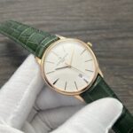 匠心臻品｜VC+ Factory2025 升级版江诗丹顿传承 85180 腕表震撼登场nn复刻经典，超越期待！VC+ Factory2025 全新升级版江诗丹顿传承系列 85180 腕表荣耀问世，以极致匠心诠释奢华腕表魅力，为追求卓越品质的您带来无与伦比的佩戴体验！nn精准复刻，尺寸毫厘不差nn严格遵循原版规格，打造 40MM×8.65MM 黄金比例表壳，超薄设计尽显优雅格调。每一处线条、每一个弧度，都经过无数次的测量与打磨，完美还原江诗丹顿传承系列的经典美学，确保腕表佩戴于腕间舒适贴合，尽显绅士风度。nn真材实料，重量质感十足nn摒弃普通复刻表的“轻飘飘”缺陷，我们采用原装 K 金材质，精准把控，使腕表重量达到 78 克，与原版完全一致！沉甸甸的质感不仅是品质的象征，更让您在举手投足间，都能感受到奢华腕表带来的独特魅力与自信气场。nn卓越机芯，匠心工艺典范nn机芯作为腕表的“心脏”，我们精益求精。采用 9015 改江诗丹顿自产 2450 机芯，不仅实现了唯一对版摆轮方向，更由经验丰富的制表师精心装饰每一个部件。从精致的夹板到精密的钢轮，每一处细节都展现出非凡工艺，确保走时精准稳定，媲美原装品质，让时间的流逝成为一种艺术享受。nn顶级配置，细节彰显品质nn• 表镜：前后两片蓝宝石玻璃镜面，搭配防眩晕镀膜技术，无论是在强光下还是昏暗环境中，都能清晰读时，同时有效防止刮花磨损，长久保持镜面如新。nn• 表带：精选双层意大利小牛皮，触感柔软细腻，透气性极佳。搭配顶级十字卜型马耳他针扣，不仅佩戴便捷，更以独特的设计元素彰显江诗丹顿品牌的高贵身份，为整体造型增色不少。nnVC+ 始终秉持“追求完美，成就非凡”的理念，致力于为您呈现最接近原装的顶级复刻腕表。江诗丹顿传承系列 85180 腕表，不仅是一款计时工具，更是一件彰显品味与身份的艺术品。选择 VC+，选择品质与奢华！nn即刻拥有，开启您的奢华腕表之旅！玫金50